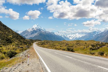 Yeni Zelanda 'nın Güney Adası' ndaki Aoraki Ulusal Parkı 'nın girişinden Güney Alpleri manzarası