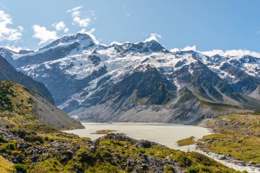 Yeni Zelanda 'nın güneyindeki Hooker Valley pistinden ünlü aşçı dağı.