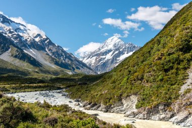 Yeni Zelanda 'nın güneyindeki Hooker Valley pistinden ünlü aşçı dağı.