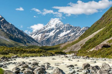 Yeni Zelanda 'nın güneyindeki Hooker Valley pistinden ünlü aşçı dağı.