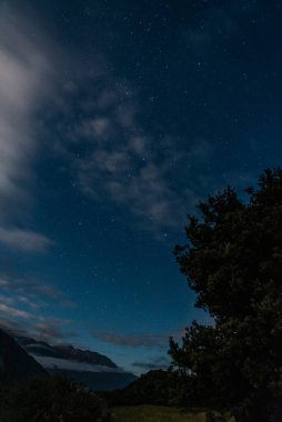 Yeni Zelanda 'nın Güney Adası Cook Ulusal Parkı' nın üstündeki gece gökyüzünün fotoğrafını çekiyoruz.