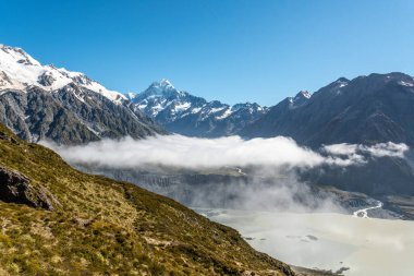 Bulutlu manzaralı Mueller Hut Route, Yeni Zelanda 'nın Güney Adası' ndan Cook Ulusal Parkı vadisine