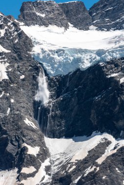 Yeni Zelanda 'nın Güney Adası, Cook Dağı Ulusal Parkı' ndaki Sefton Dağı 'ndan başlayan bir çığ düşüşünün detaylı resmi.