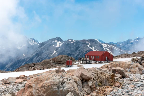 Yeni Zelanda 'nın güneyindeki Mount Cook Ulusal Parkı' ndaki Mueller Hut manzarası