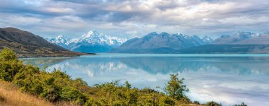Yeni Zelanda 'nın güneyindeki Pukaki Gölü' nde Sefton Dağı ve Cook Dağı 'nın manzaralı yansıması.