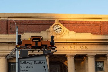 Wellington, Yeni Zelanda tren istasyonunun önündeki tren modeli.