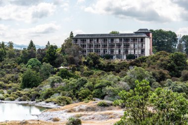 Rotorua 'daki eski otel harabesi, Yeni Zelanda' nın Kuzey Adası 'ndaki depremde terk edilmiş.