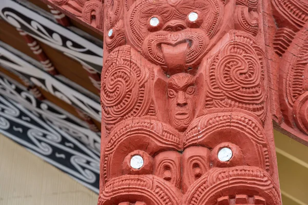 Hermosas Esculturas Tradicionales Maoríes Pueblo Whakarewarewa Isla Norte Nueva Zelanda — Foto de Stock