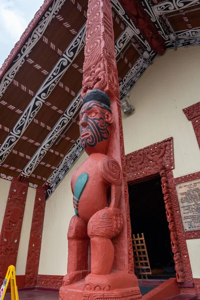 ニュージーランド北島のWhakarewarewa村の美しい伝統的なマオリの彫刻 — ストック写真