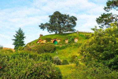 Bilbo Baggin 'in Hobbiton köyündeki Hobbiton Köyü' ndeki Hobbit ve Yüzüklerin Efendisi, Yeni Zelanda