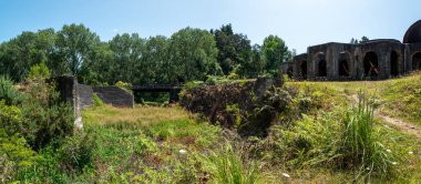 Yeni Zelanda 'daki Coromandel yarımadasında, Karangahake' de çürümüş pul bataryası.