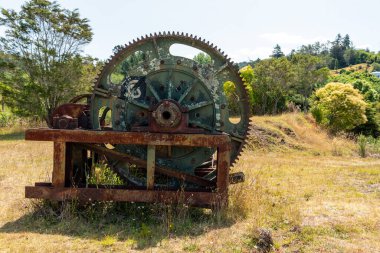 Karangahake 'deki terk edilmiş pul bataryasında eski makineler, Yeni Zelanda' daki Coromandel yarımadası.
