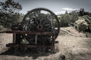 Karangahake 'deki terk edilmiş pul bataryasında eski makineler, Yeni Zelanda' daki Coromandel yarımadası.