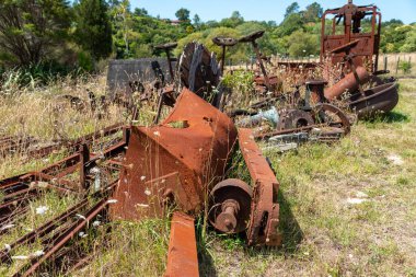 Karangahake 'deki terk edilmiş pul bataryasında eski makineler, Yeni Zelanda' daki Coromandel yarımadası.
