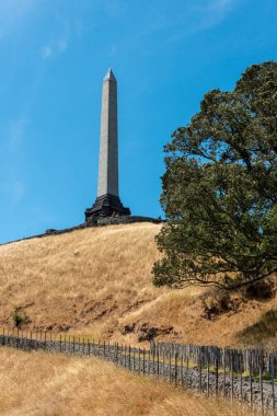Auckland, Yeni Zelanda 'daki One Tree Hill Parkı' ndaki Obeilsk anıtı