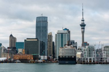 Auckland 'ın panoramik manzarası deniz kenarından Yeni Zelanda' ya doğru yükseliyor.