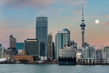 Auckland, Yeni Zelanda 'nın ufuk çizgisi üzerinde ay