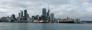 Auckland 'ın panoramik manzarası deniz kenarından Yeni Zelanda' ya doğru yükseliyor.