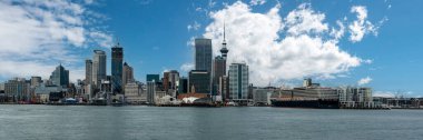 Auckland 'ın panoramik manzarası deniz kenarından Yeni Zelanda' ya doğru yükseliyor.