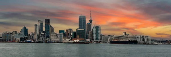 ニュージーランドのオークランドのスカイラインの上の日没 — ストック写真