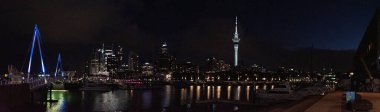 Geceleri Auckland marinası, arka planda Skytower, Yeni Zelanda