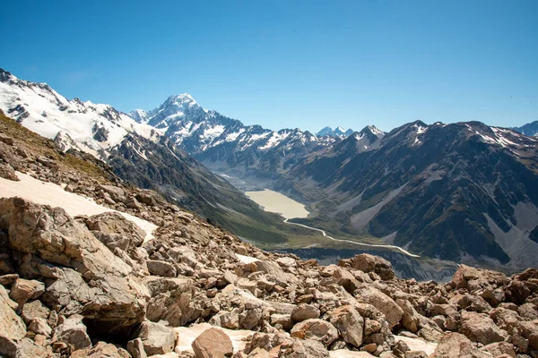 Güneşli bir yaz gününde Mueller Hut Route 'dan Cook Dağı Ulusal Parkı' na, Yeni Zelanda 'nın Güney Adası' na.
