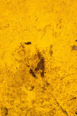 Bal peteği desenli, koyu grunge izli, geometrik dokuyu ve yıpranmış detayları gösteren sarı bir yüzeye yakın plan. Soyut arka planlar, endüstriyel tasarım ve cesur grafik kullanımı için ideal.