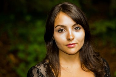 Ormandaki genç kadın