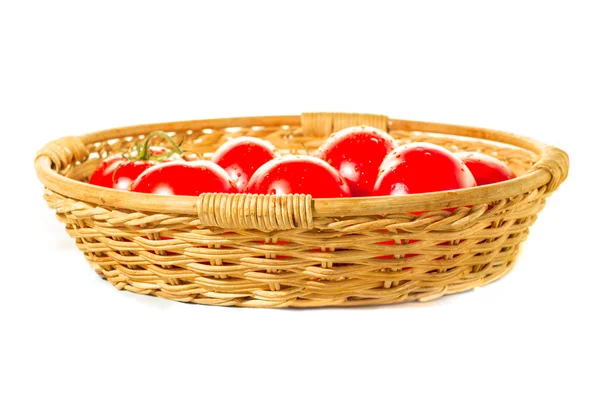 Beyaz arka plan üzerinde Bahçe domates sepeti