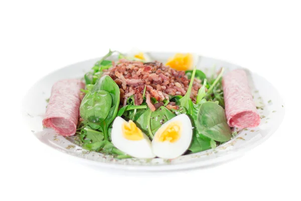 Beyaz arka plan üzerinde köylü salatası