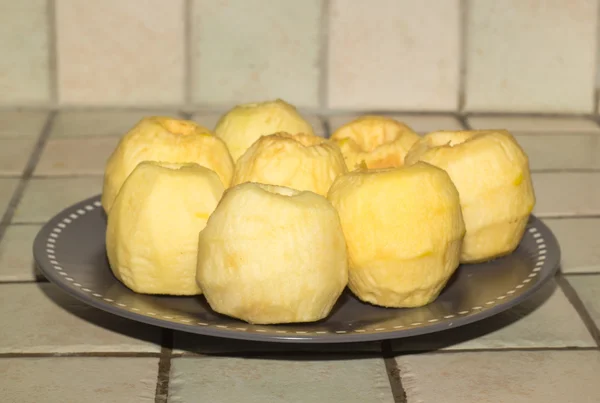 Mutfakta soyulmuş elma