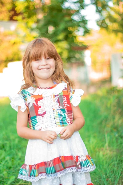 Bahçedeki küçük kız gülümseyerek