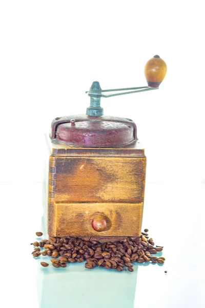 Eski kahve öğütücü ile fasulye beyaz arka plan üzerinde