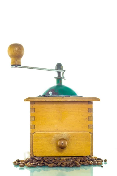 Eski kahve öğütücü ile fasulye beyaz arka plan üzerinde