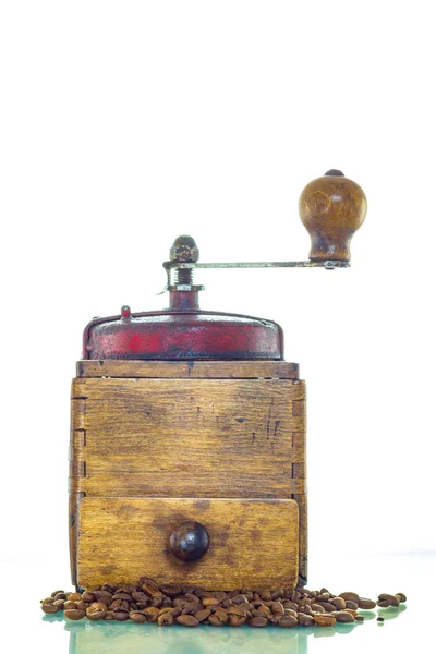 Eski kahve öğütücü ile fasulye beyaz arka plan üzerinde
