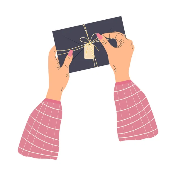 Elleri üzerinde etiket olan koyu bir zarf tutuyor. Pankart, tebrik kartı ve kırtasiye tasarımı için son moda el çizimleri. Posta teslimatı ve postane