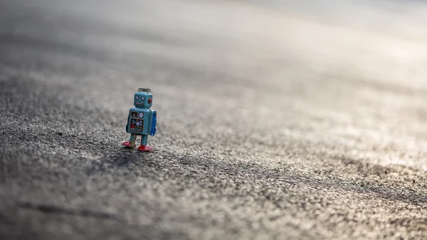 Malé retro plechová robot chodit po silnici — Stock fotografie