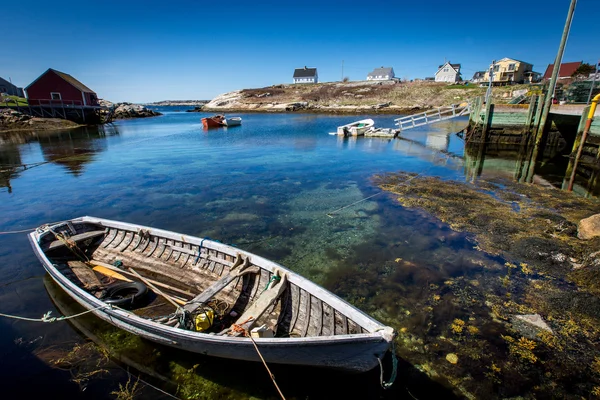 Boat in harbour at Peggy's Cove, Nova Scotia — Stock Photo, Image