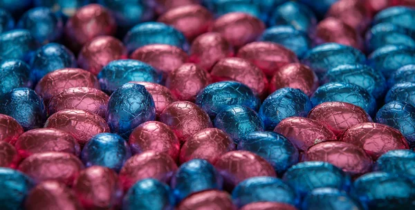 Choklad påskägg omgivande ett stående ägg — Stockfoto