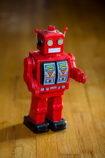 Retro röd tin robot på hårt trä golv — Stockfoto