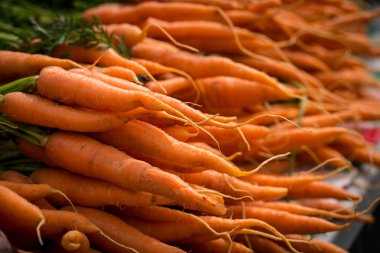 Bir çiftçi pazarda yerel havuç