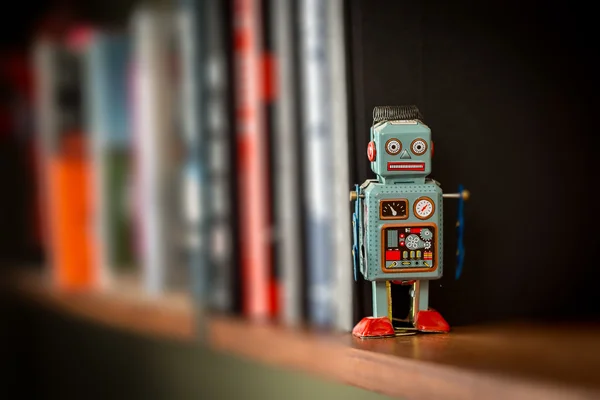 老式的铁皮玩具机器人在书架上 — 图库照片