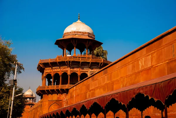 Torre vermelha do complexo Taj Mahal em Agra, Índia — Fotografia de Stock