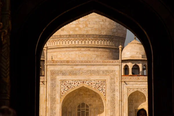 Taj Mahal. Het uitzicht vanaf de boog. Agra, India — Stockfoto