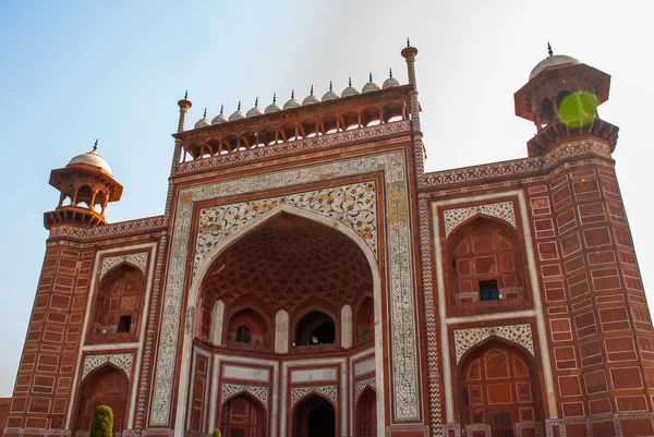Taj Mahal. Puerta de entrada de ladrillo rojo. Agra, India — Foto de Stock