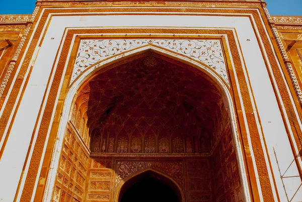 Taj Mahal. Puerta de entrada de ladrillo rojo. Agra, India — Foto de Stock