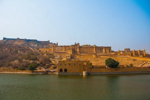 Bernsteinfort auf dem Hintergrund des Teiches. jaipur. Indien. — Stockfoto