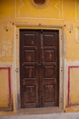 Nahagarh Fort. Vintage kapı. Jaipur. Hindistan.