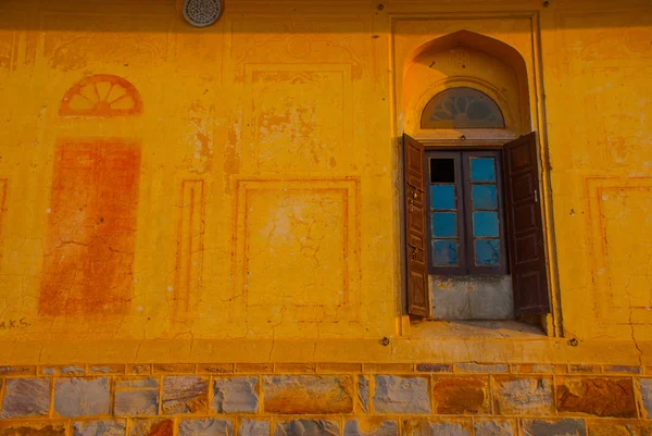 Nahagarh pevnost. Staré okno. Jaipur. Indie. — Stock fotografie