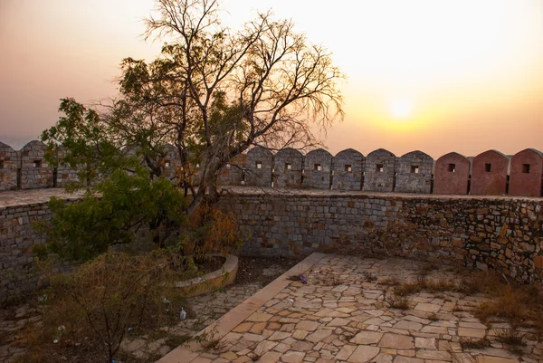 Forte de Nahagarh. A muralha da fortaleza. Pôr do sol. Jaipur. Índia . — Fotografia de Stock